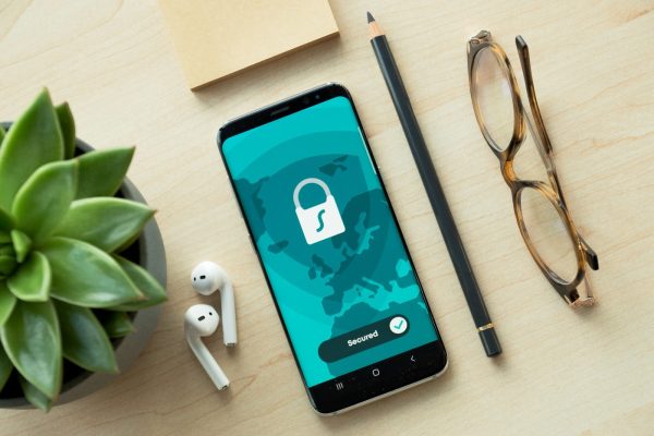 Практична кібербезпека: модель загроз для дому, роботи та смартфона